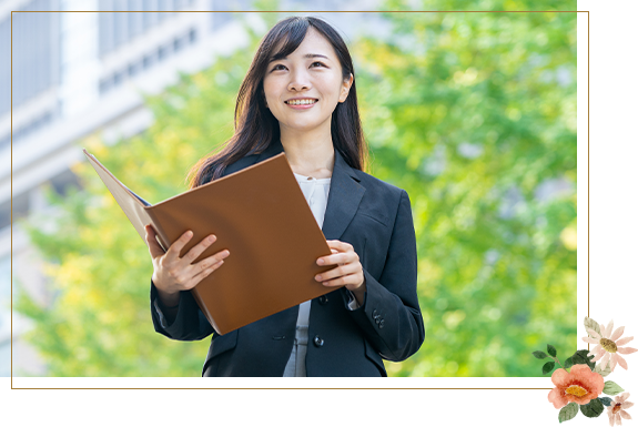 仕事に励む女性のイメージ
